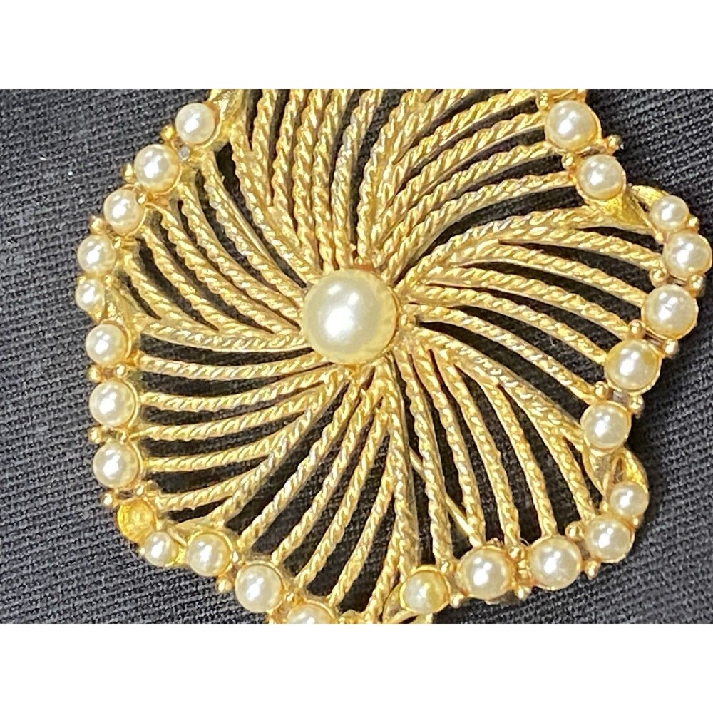 Vintage LISNER Signed Gold Tone Faux Pearl Swirl Flower Brooch Pin Missing Pearl